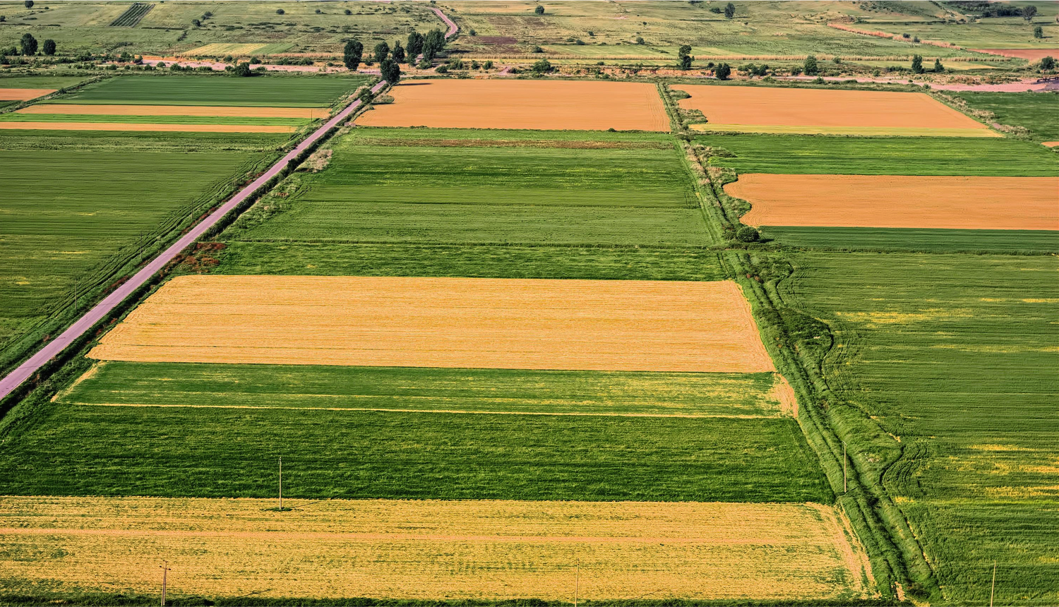 Farm land. Сельское хозяйство в Миссури. Поля буткамп. Длинная посадки. Aerial farmland Premium.